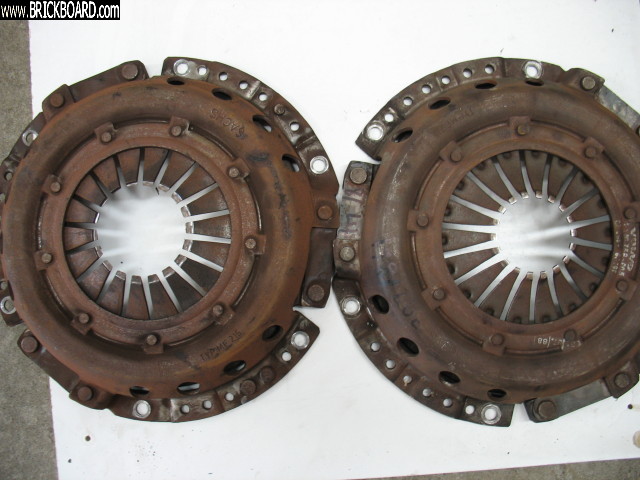 Volvo 200 -- Defective pressure plate (left) after clutch fork faillure
