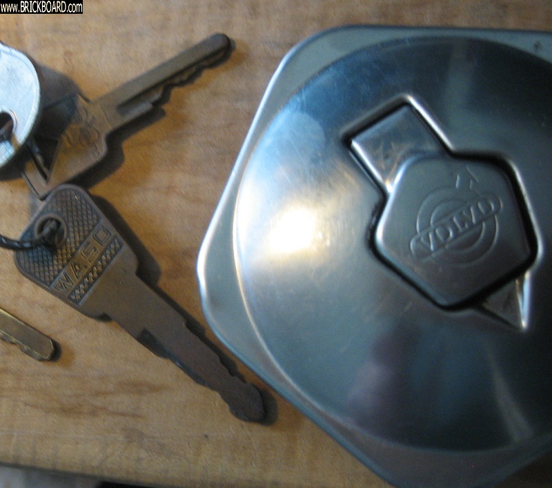 Volvo 120-130 -- 122s locking gas cap